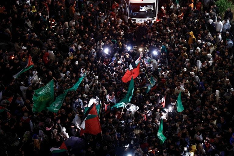 Presos palestinos aclaman entre sus seguidores tras ser liberados de cárceles israelíes a cambio de rehenes liberados por Hamás de la Franja de Gaza, en Ramallah, en la Cisjordania ocupada, a primera hora del 26 de noviembre de 2023.