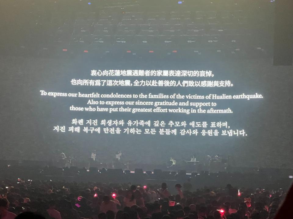 IU舞台大螢幕秀出昨晚以中、英、韓文寫下慰問地震災情的字句。讀者提供