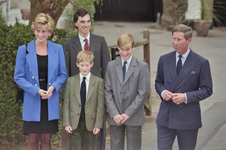 Charles und Diana mit ihren Söhnen William und Harry, als William seinen ersten Tag am Eton College beginnt, 1995. (Getty Images)