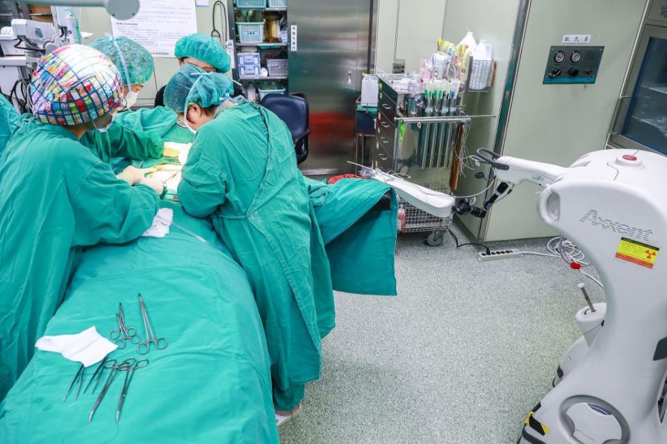 乳房外科李靜枝醫師先進行微創手術切除腫瘤。（記者蔣謙正翻攝）
