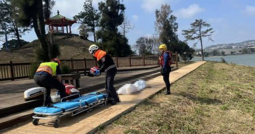 金門中正公園驚傳溺水事件，消防員救起時人已失去生命跡象。（圖／翻攝畫面）