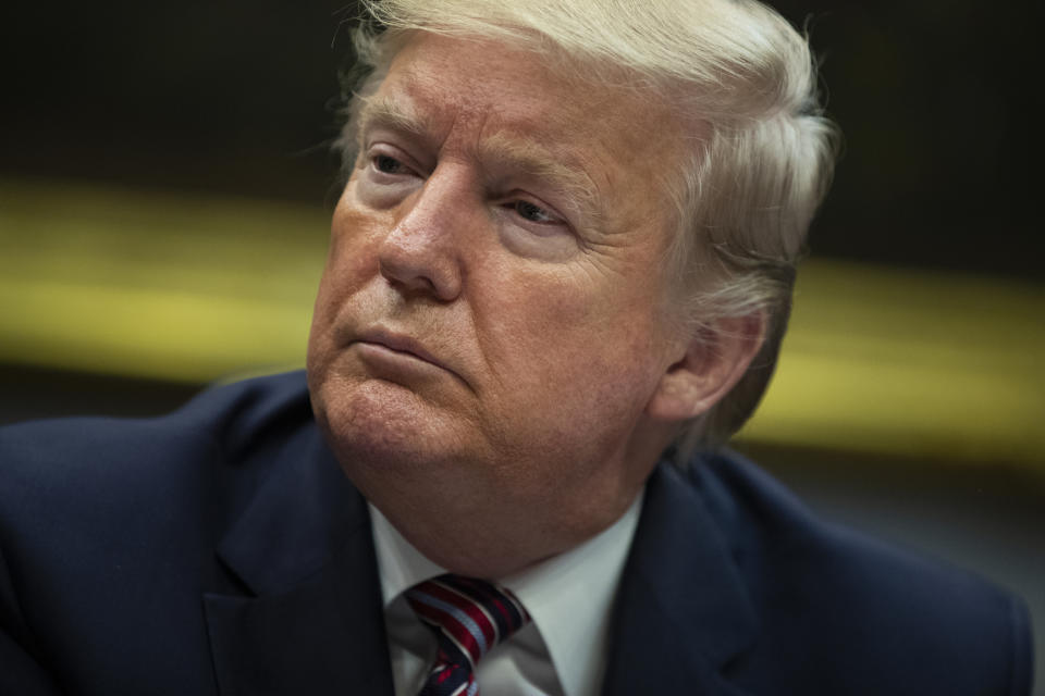 El presidente Donald Trump escucha durante una reunión en la Casa Blanca, el viernes 6 de diciembre de 2019, en Washington. (AP Foto/ Evan Vucci)