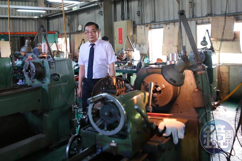 鄭鴻君擁有螺絲廠工作經驗，有助日後創立模具廠，專攻生產螺絲螺帽用模具。