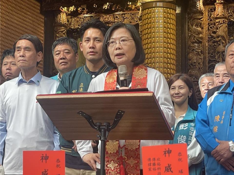 蔡英文總統今赴桃園中壢慈惠堂參香，說民進黨7年多做了很多事情。(呂筱蟬攝)