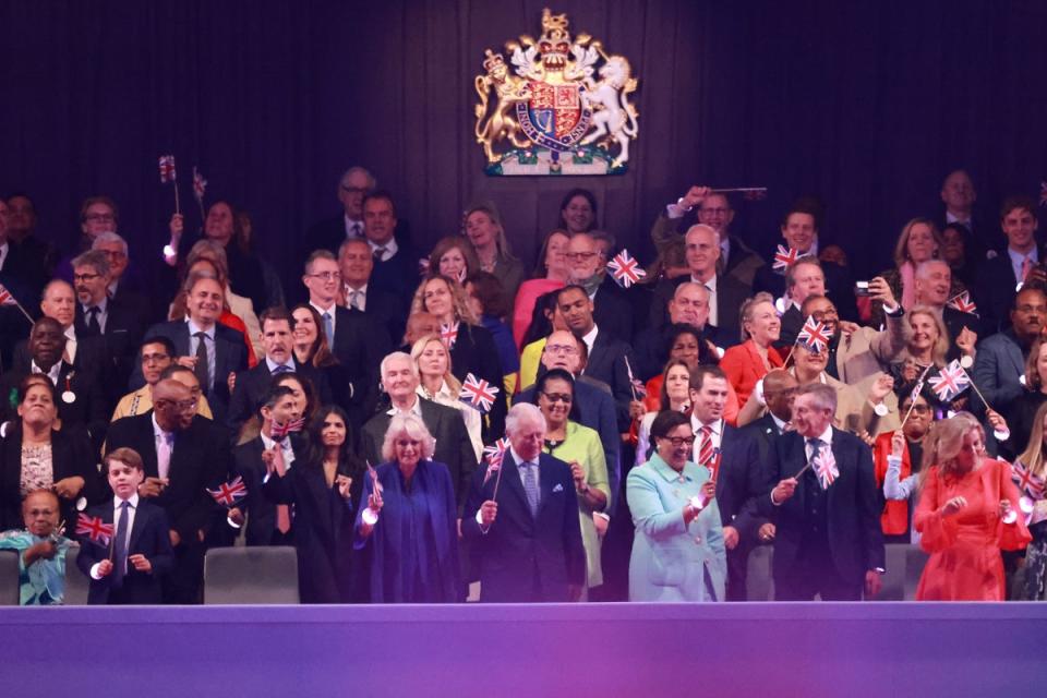 König Charles III., Königin Camilla, Prinz George von Wales, Rishi Sunak, Akshata Murty und Baroness Scotland genießen das Krönungskonzert im Windsor Castle (Chris Jackson/Getty)