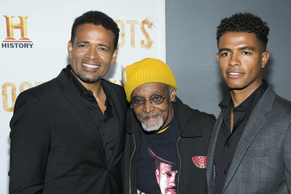 ARCHIVO - Mario Van Peebles, de izquierda a derecha, Melvin Van Peebles y Mandela Van Peebles asisten al estreno de la miniserie de History Channel "Roots” en el Alice Tully Hall el lunes 23 de mayo de 2016. Melvin Van Peebles, un dramaturgo de Broadway, músico y director de cine cuyo trabajo abrió paso a las películas de “blaxploitation” en la década de 1970, ha muerto. Tenía 89 años. Su familia dijo que Van Peebles falleció el 21 de septiembre de 2021 en su casa en Nueva York. (Foto Charles Sykes/Invision/AP, archivo)