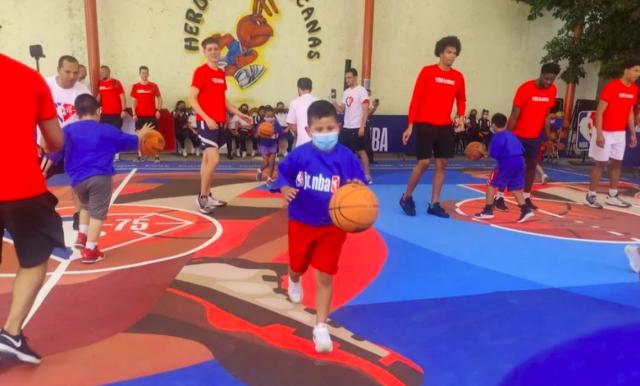 Gigantes de la NBA despiertan el sueño del basquetbol en niños de SLP