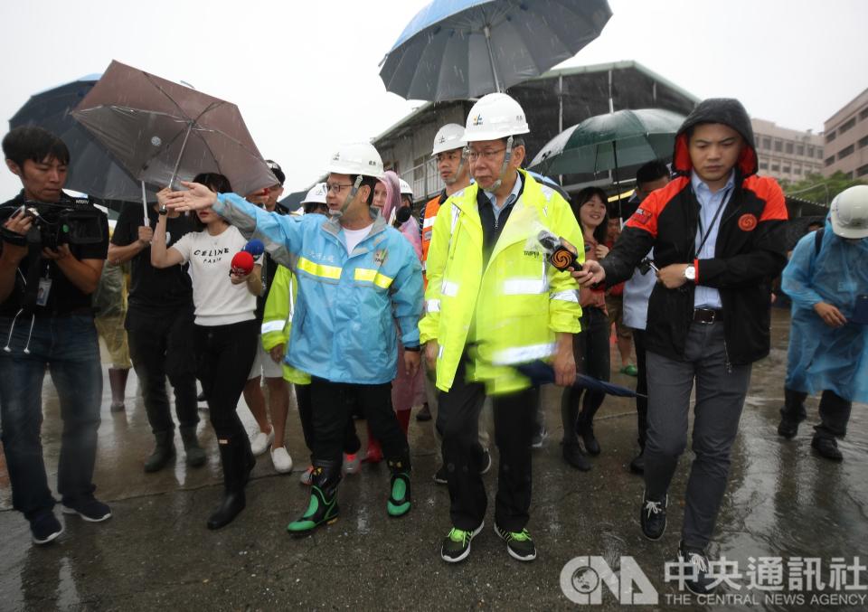 台北市長柯文哲（前右2）9日上午赴北部流行音樂中心南基地工區，視察利奇馬颱風防颱整備情形。(中央社) 