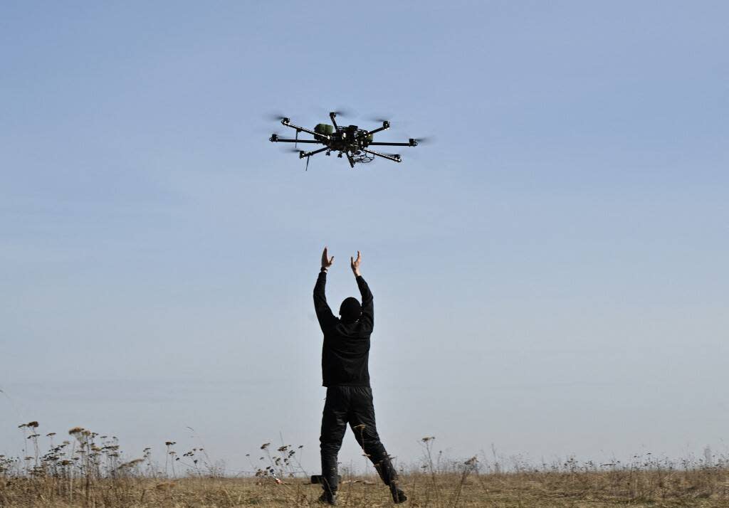 Photo d’illustration d’un pilote s’entraînant avec un drone sur un terrain dans la région de Kiev, le 29 février 2024, dans le cadre de l’invasion russe de l’Ukraine. 