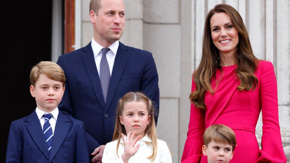 Prince Georg, Prince William, Princess Charlotte, Prince Louis and Kate stand on the balcony of Buckingham Palace following the Platinum Pageant on June 5, 2022 in London
