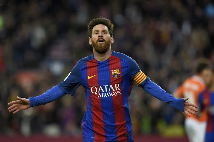 <p>Lionel Messi wird bald beim FC Barcelona verlängern. Der Argentinier wird dann wohl mit einer exorbitant hohen Ausstiegsklausel in seinem Vertrag ausgestattet. 400 Millionen Euro soll der Argentinier einen möglichen Abnehmer kosten, so die “Marca”. Demnach steht die Verlängerung kurz vor dem Abschluss, Messi wird bis 2021 oder 2022 unterschreiben. (Getty Images)</p>