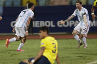 Rodrigo de Paul (7), de la selección de Argentina, festeja con Lionel Messi luego de anotar ante Ecuador en los cuartos de final de la Copa América, el sábado 3 de julio de 2021 (AP Foto/Eraldo Peres)