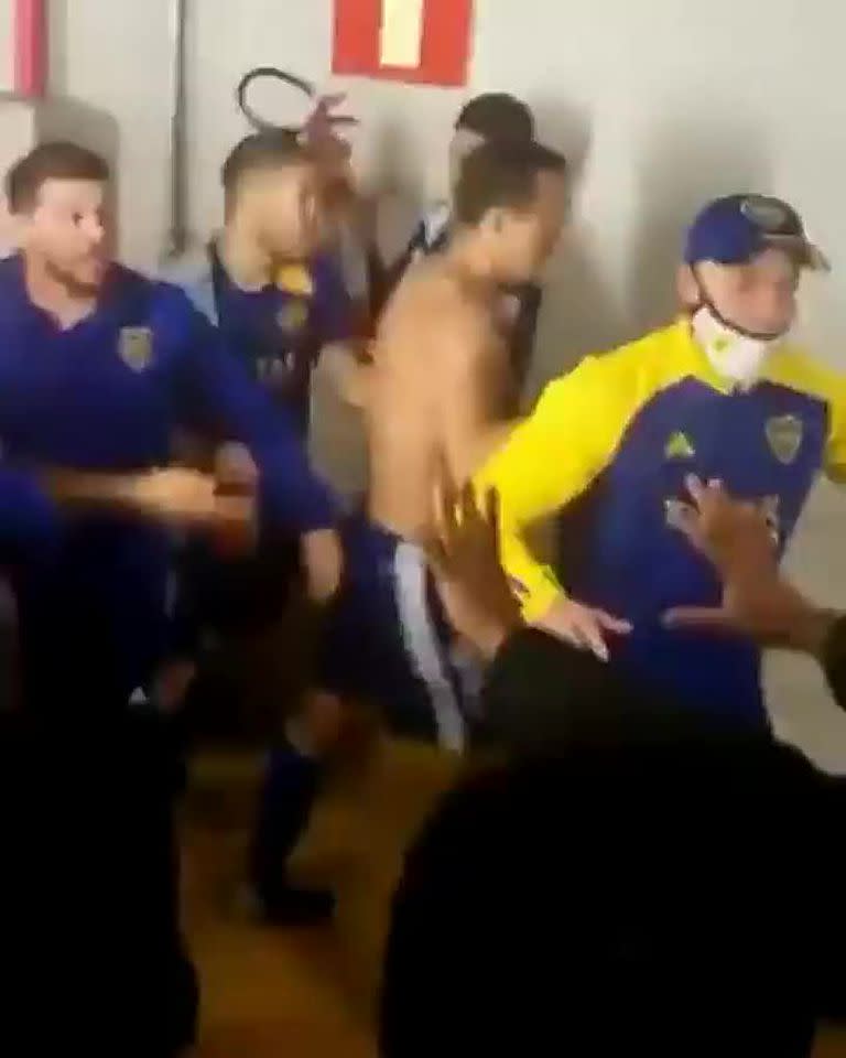 El momento en el que Marcos Rojo agarra un matafuegos en la zona de vestuarios del Mineirao, durante los incidentes luego del partido entre Boca y Atlético Mineiro.