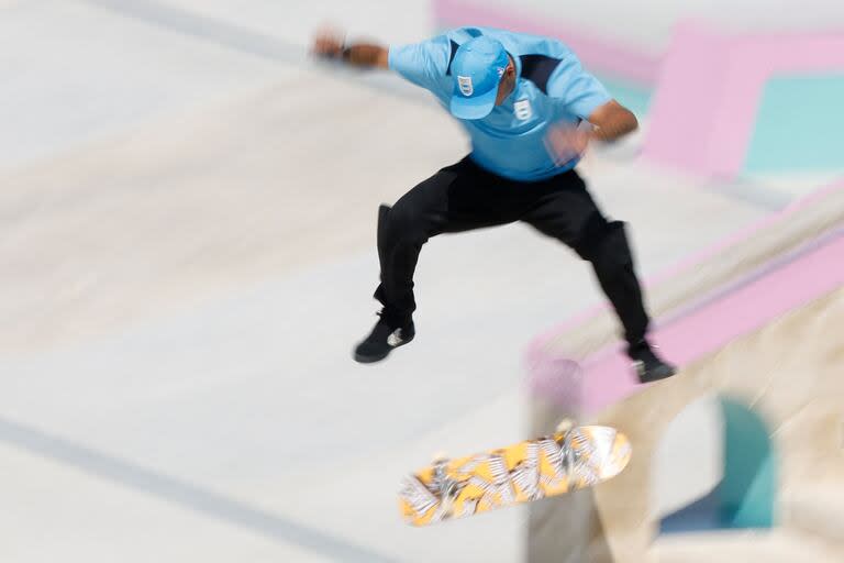 Matias Dell Olio hace volar su tabla en la Plaza de la Concordia; se metió en la historia de nuestro país en este nuevo deporte olímpico