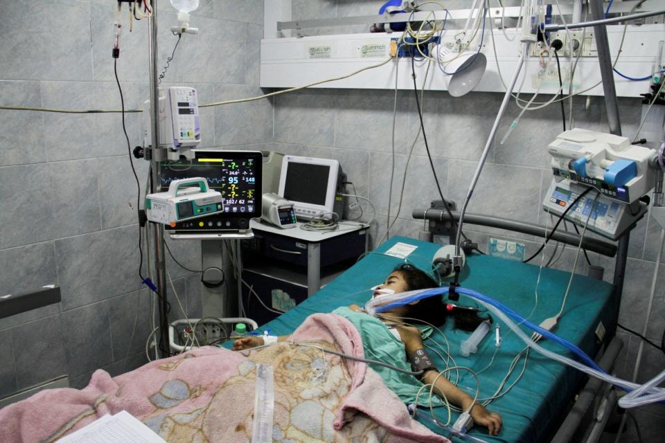 加薩走廊一名女童因營養不良和缺水嚴重在醫院奄奄一息。路透社
