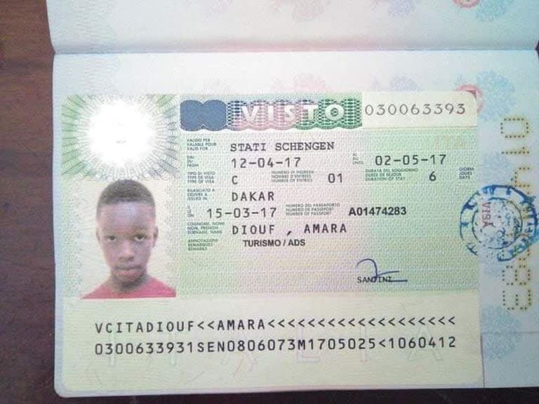 El pasaporte de Amara Diouf, que mostró la prensa senegalesa frente a los rumores de que era más grande de lo que acusaba