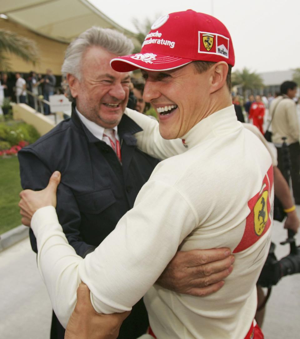 Schumacher se abraza a Willi Weber, su antiguo mánager, en una imagen de 2006. (Foto: Vladimir Rys / Bongarts / Getty Images).