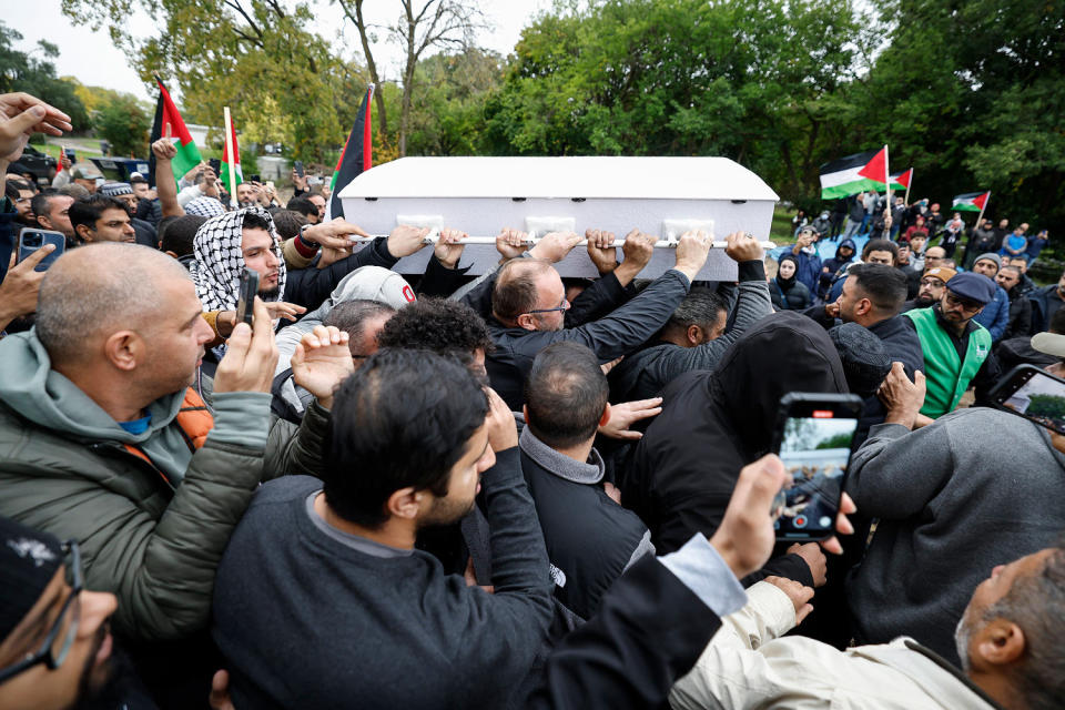 Mourners carry the coffin Wadea Al-Fayoume during his funeral (Kamil Krzaczynski / Getty Images)