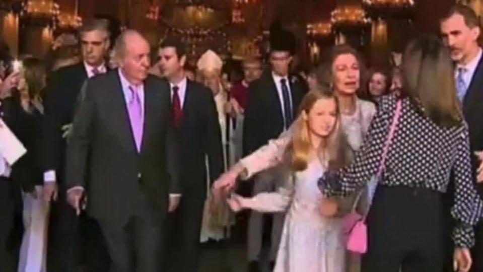 Ojo a la mano de la princesa de Asturias mientras doña Sofía habla con Letizia.