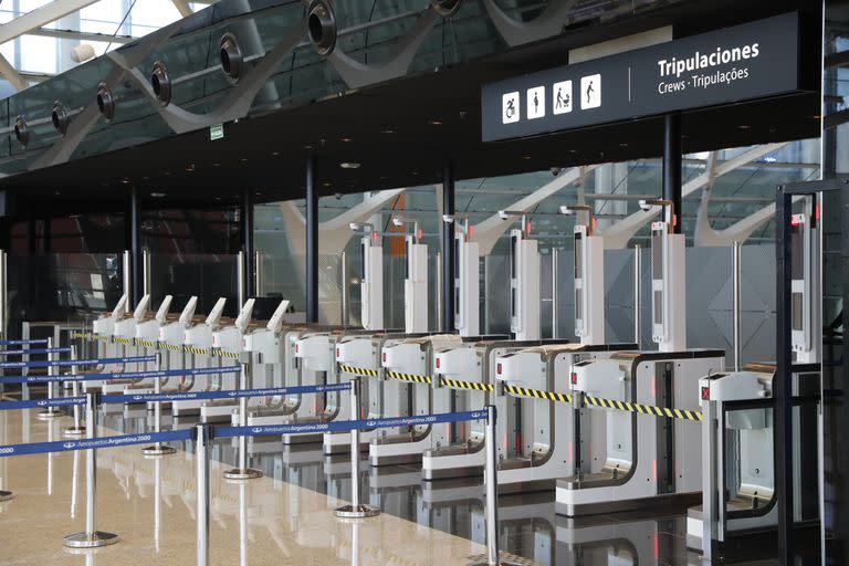 Una vez en el primer piso, los pasajeros se encontrarán con estos scanners que leerán sus boarding pass