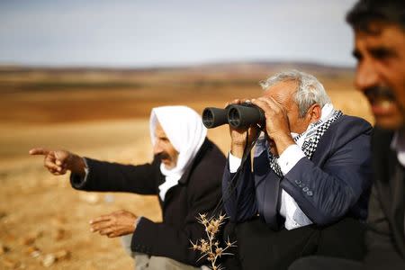 Turkish Kurds watch the Syrian town of Kobani from near the Mursitpinar border crossing, on the Turkish-Syrian border in the southeastern town of Suruc in Sanliurfa province October 15, 2014. REUTERS/Kai Pfaffenbach