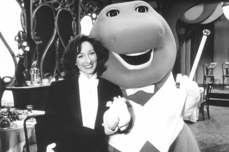 Barney junto a su creadora Sheryl Leach (Foto  IMBd)