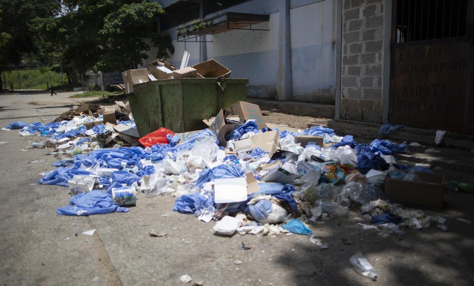 Pila de basura afuera del Hospital José Gregorio Hernández de Caracas en foto del 24 de septiembre del 2020. La bolsa roja contiene equipo considerado muy contaminado. (AP Photo/Ariana Cubillos)