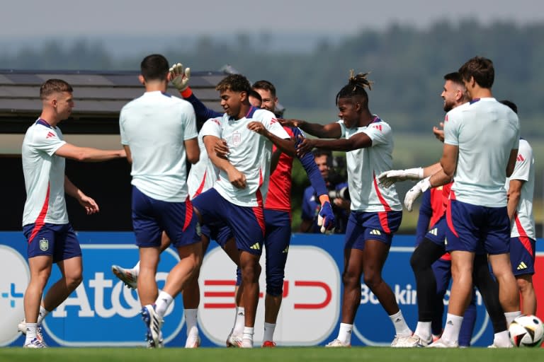 Les Espagnols détendus lors d'une séance d'entraînement au camp de base de Donaueschingen, le 29 juin 2024, veille du match contre la Géorgie (LLUIS GENE)