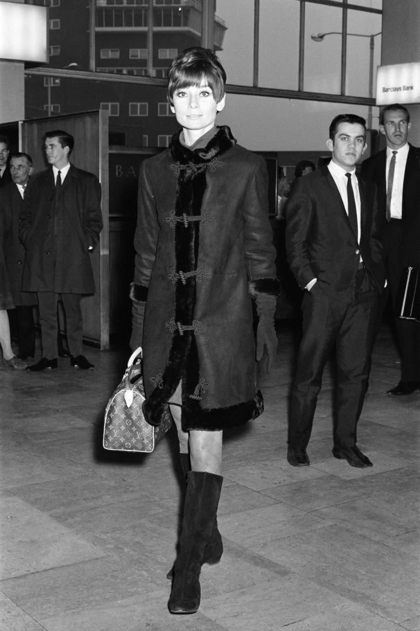 Audrey Hepburn 是最初為 LV Speedy 手袋帶來影響的名人。 Mirrorpix/Getty Images