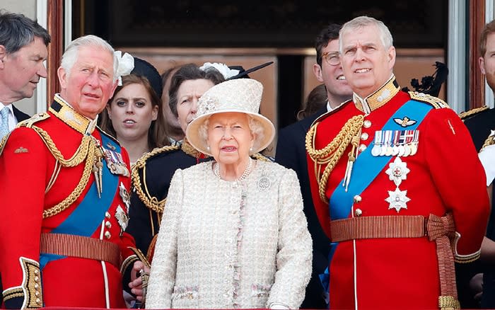 Isabel II, Carlos III y el príncipe Andrés 