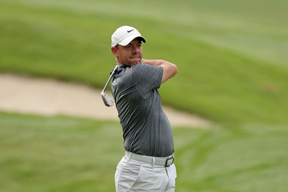 Rory McIlroy realiza su golpe de aproximación en el hoyo 18 durante el pro-am previo al Campeonato FedEx St. Jude en TPC Southwind en Memphis, Tennessee.