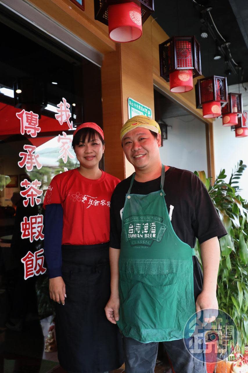 疫情艱困期間，「我家客家小館 傳承茶蝦飯」老闆夫妻謝浡勳（右）、江子涵（左）互相扶持，讓客家滋味持續飄香。