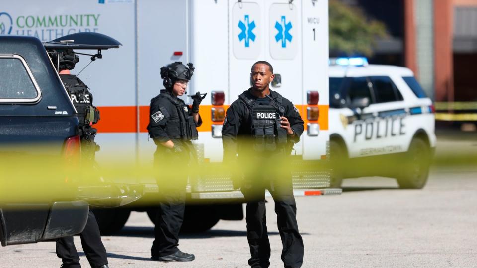 Die Polizei sperrt den Tatort  in einem Kroger-Lebensmittelgeschäft ab.