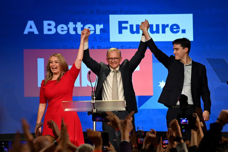 El líder opositor Anthony Albanese (centro) celebra con su compañera Jodie Haydon y su hijo Nathan Albanese tras su victoria electoral