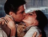 Am Ende des turbulenten Klassikers "Frühstück bei Tiffany" (1961) liegen sich George Peppard und Audrey Hepburn doch noch in den Armen. Dazu auch hier ein sehr beliebtes Knutschambiente: prasselnder Regen. (Bild: ARD / Degeto)