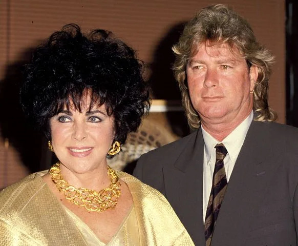 <p>Steve Granitz/WireImage</p> Elizabeth Taylor y Larry Fortensky en el Museo de Miniaturas de Los Ángeles, California.