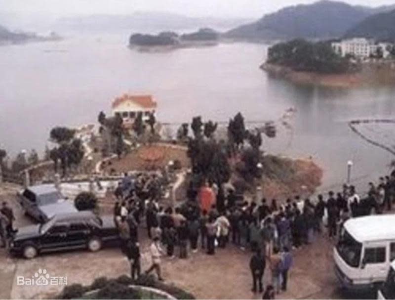 千島湖事件被害家屬到出事地帶回親人。（翻攝百度百科）