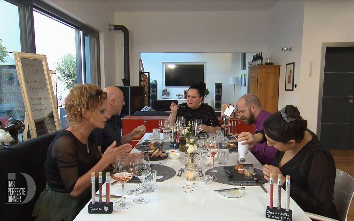 Der Salzstreuer macht schon bei der Vorspeise aus Linsen-Espresso, Lachs-Tatar und Orangensalat die Runde. Von links: Jana, Seb, Gastgeberin Mel, Sven und Martina.
 (Bild: RTL)