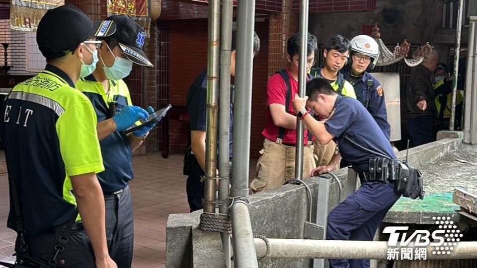 警方在消防人員的協助下，架梯進入頂樓，搜索嫌犯的蹤跡。（圖／ＴＶＢＳ）