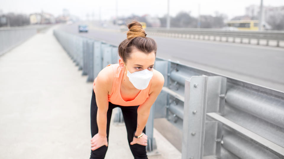 Sí, es una buena opción. La mascarilla puede protegerte de muchos agentes contaminantes pero no me refería a esto. Si no eres runner ni un deportista nato puedes evitar el sedentarismo desplazándote en bici por la ciudad. (Foto: Getty)