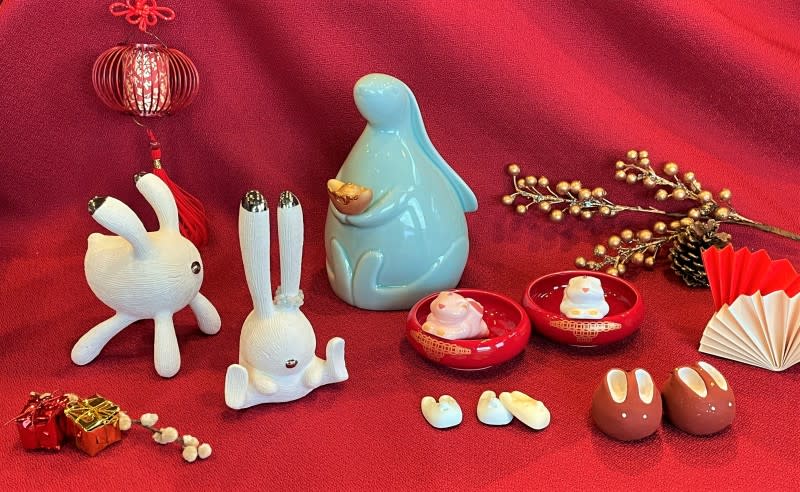 陶博館結合鶯歌燒及在地特色廠商展售多項兔年陶瓷新品，推薦大家挑選最具實用性與心意的新春送禮。（圖／新北市府提供）