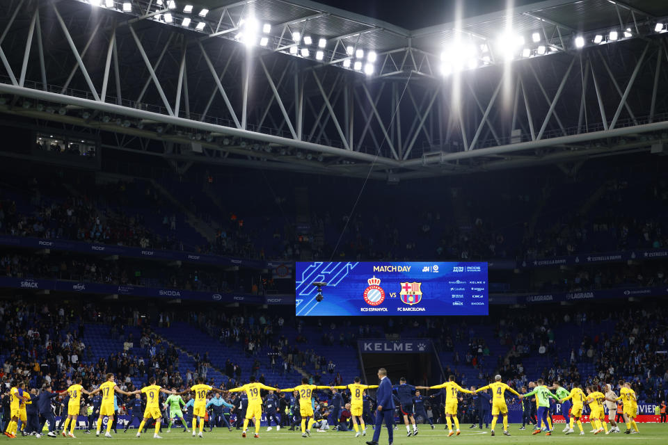 Los jugadores del Barcelona celebran tras coronarse campeones de la Liga española, el domingo 14 de mayo de 2023. (AP Foto/Joan Monfort)