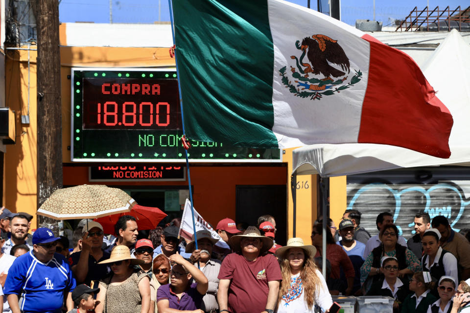 Ciudadanos responden a la convocatoria presidencial en Tijuana