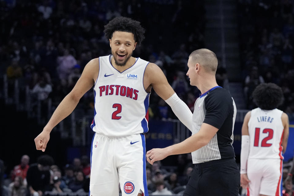 Cade Cunningham, base de los Pistons de Detroit, habla con el árbitro Tyler Ford durante el encuentro ante los Raptors de Toronto, el sábado 30 de diciembre de 2023 (AP Foto/Carlos Osorio)