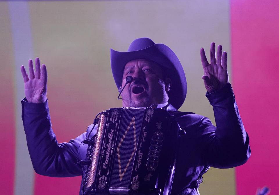 Beto Zapata, cantante de la banda mexicana Pesado, durante su concierto en el segundo día del festival Arre en la Ciudad de México el 10 de septiembre de 2023. (Foto AP/Fernando Llano)