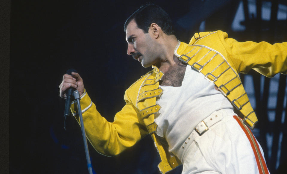 LONDON, UNITED KINGDOM - JANUARY 01:   Freddie Mercury of the rock group Queen perfumes at a concert on January 01, 1986 in London, England.  (Photo by Anwar Hussein/Getty Images)
