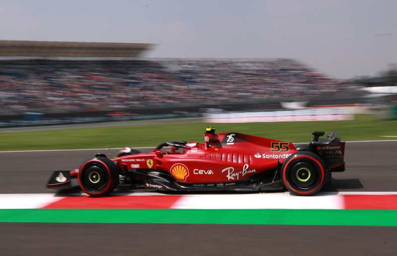 Carlos Sainz en acción durante la primera práctica del Gran Premio de México