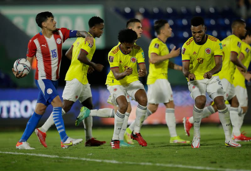 Foto del domingo del extremo de Colombia Juan Cuadrado celebra con Miguel Borja tras marcar el gol del empate ante Paraguay