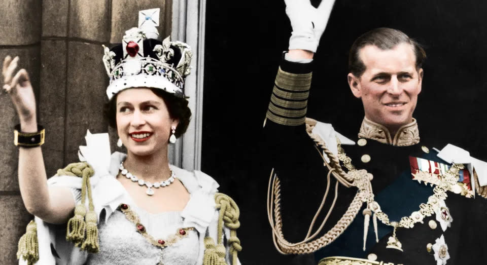 El atuendo y el vestido de la reina Isabel fueron creados especialmente para su coronación en 1953. (Getty Images)
