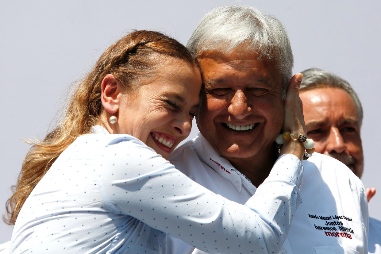 Andrés Manuel López Obrador con su esposa, Beatriz Gutiérrez Müller. REUTERS/Ginnette Riquelme.